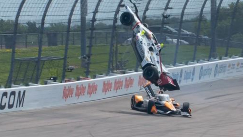 IndyCar: Μονοθέσιο εκτοξεύθηκε στον αέρα στην Άιοβα – Στο νοσοκομείο ο οδηγός (vid)