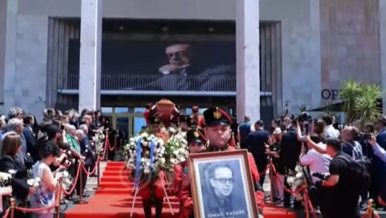 Αλβανία: Χιλιάδες πολίτες τίμησαν τον Ισμαήλ Κανταρέ στα Τίρανα