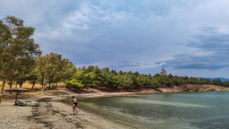 Ξεκαρδιστική πινακίδα εντοπίστηκε σε ελληνική παραλία: «Please park properly edge-edge»