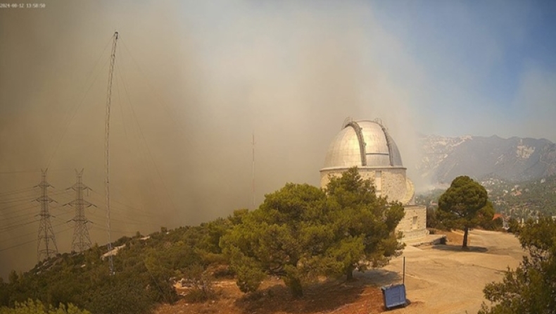 Φωτιά στην Αττική: Οι φλόγες εισέβαλαν στο Αστεροσκοπείο Αθηνών