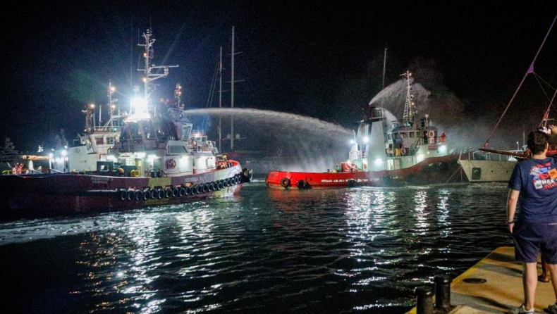 Λαμπάδιασαν τρία γιοτ στη Μαρίνα Ζέας, απεγκλωβίστηκαν 10 άτομα: Στο νοσοκομείο πυροσβέστης