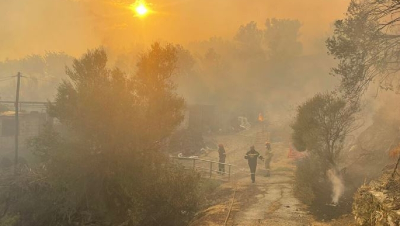  Μεγάλη φωτιά στο Ρέθυμνο: Μάχη με τις φλόγες δίνουν οι πυροσβέστες (vid)