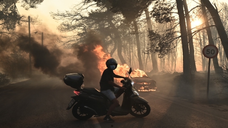 Φωτιά στον Βαρνάβα: Εκκενώνεται κατασκήνωση στο Γραμματικό