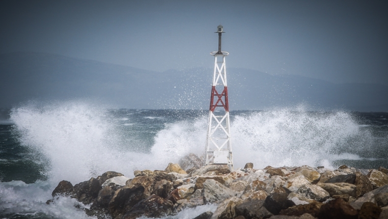 Ταλαιπωρία για 923 επιβάτες στην Καβάλα: Το πλοίο επέστρεψε στο λιμάνι της πόλης λόγω ανέμων