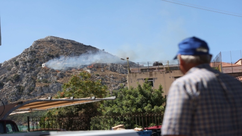  Φωτιά στο Ρέθυμνο: Μάχη να μην καούν σπίτια, διαδοχικές εκκενώσεις (vid)