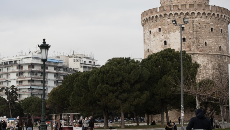 Θεσσαλονίκη: Άνδρας καταγγέλλει ότι ξυλοκοπήθηκε σε πλωτό μπαρ, «ζήτησα ξηρούς καρπούς και έφερε τον νταή μαζί του» (vid)