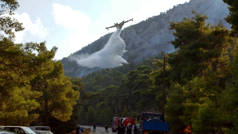 Ανεξέλεγκτη η φωτιά στο Ξυλόκαστρο: Έχουν σταλεί δύο μηνύματα από το 112 για εκκένωση