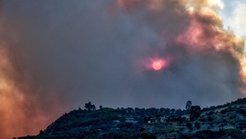 Συνεχίζεται η μάχη των πυροσβεστικών δυνάμεων στο Ξυλόκαστρο: Τραυματίστηκαν δύο πυροσβέστες (vid)