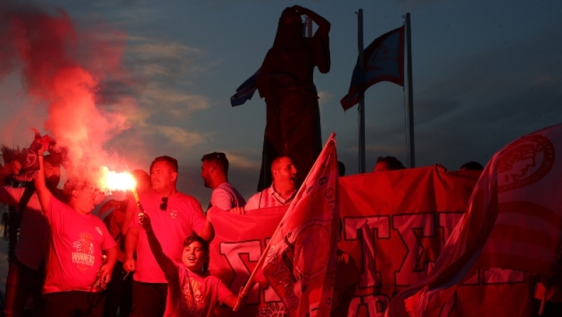 Ολυμπιακός: Εντυπωσιακή και μέσω σκάφους ήταν η είσοδος των τροπαίων στις Σπέτσες