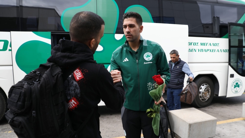 Παναθηναϊκός: Φίλαθλος έδωσε τριαντάφυλλα στον Μπακασέτα στη μνήμη του Μπάλντοκ 