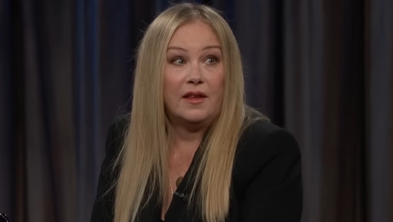 Συγκλονίζει η Christina Applegate για τη σκλήρυνση κατά πλάκας: «Ξαπλώνω στο κρεβάτι και ουρλιάζω» 