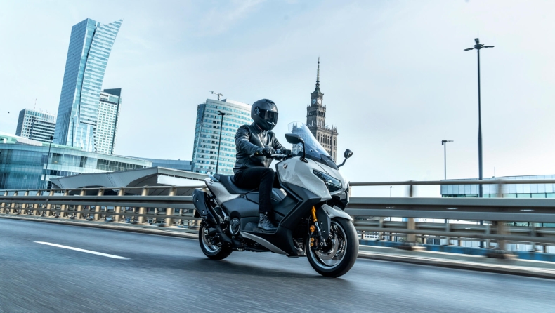 Yamaha TMAX 2025: Ο πήχης πάει ψηλότερα και πάλι (vid)