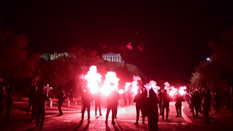 Ολυμπιακός: Ερυθρόλευκο πάρτι και στην Ακρόπολη για τα 100 χρόνια (vid)