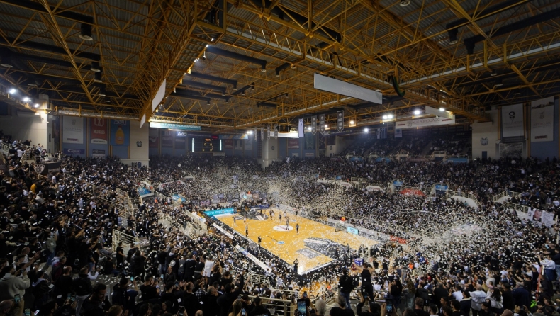 ΠΑΟΚ - Φρίμπoυργκ: Τρομερή ατμόσφαιρα στην PAOK Sports Αρένα από χιλιάδες χαρτάκια πριν το τζάμπολ