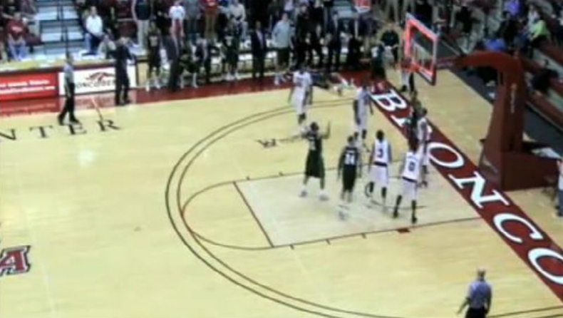 Απίστευτο buzzer beater στο NCAA (video)