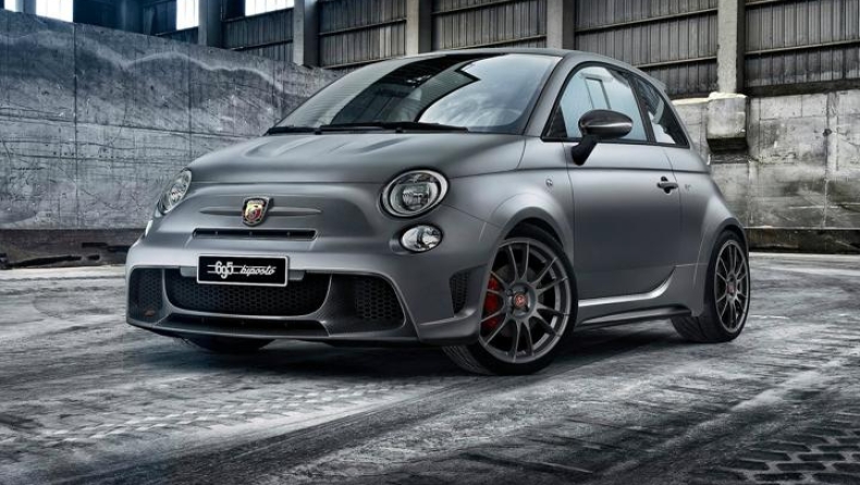 To Abarth 595 biposto στο Gumball, δίπλα στα supercars