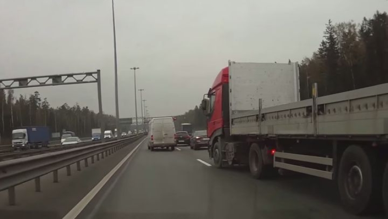 Επική οδήγηση από φορτηγατζή! (video)