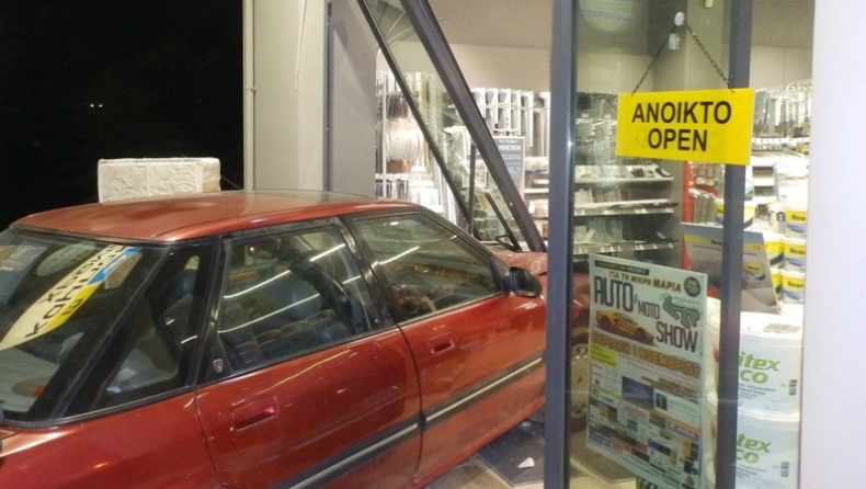 Αυτοκίνητο μπούκαρε σε κατάστημα μετά από σύγκρουση με άλλο όχημα (pics&vid)