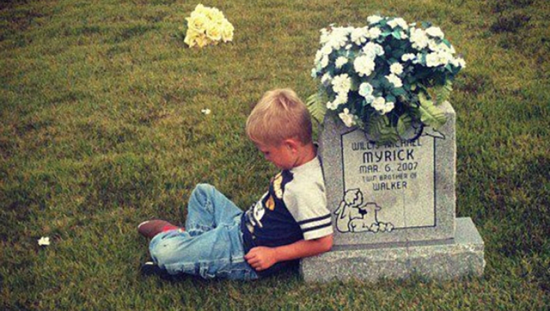 Το παιδάκι που πηγαίνει στον τάφο του αδερφού του και του λέει για την ζωή του (pics)