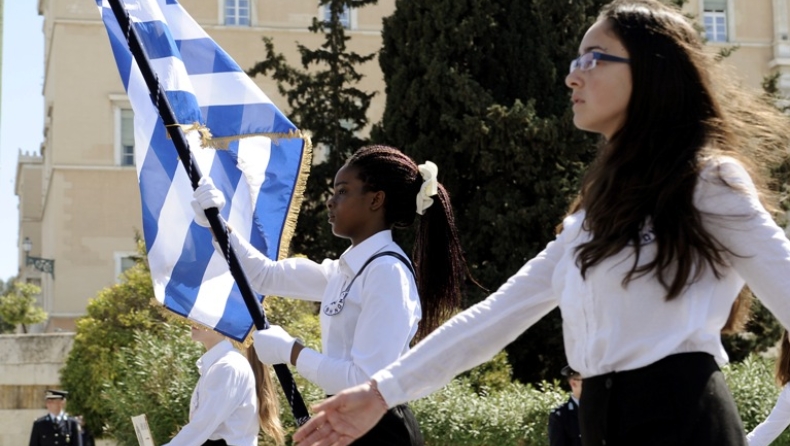 «Πόλεμος» νεολαιών ΣΥΡΙΖΑ-ΑΝΕΛ για τις παρελάσεις