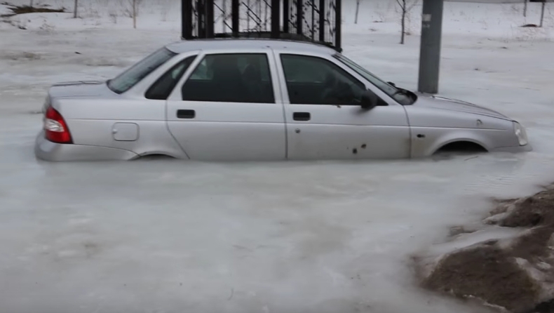 Lada έμεινε 30 ημέρες αιχμάλωτο στον πάγο (videos)