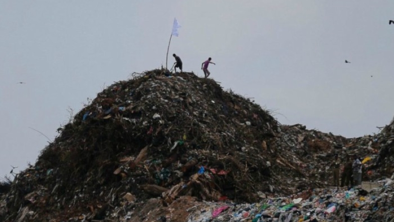 Αυξάνονται οι νεκροί από την κατάρρευση χωματερής στη Σρι Λάνκα (pics)