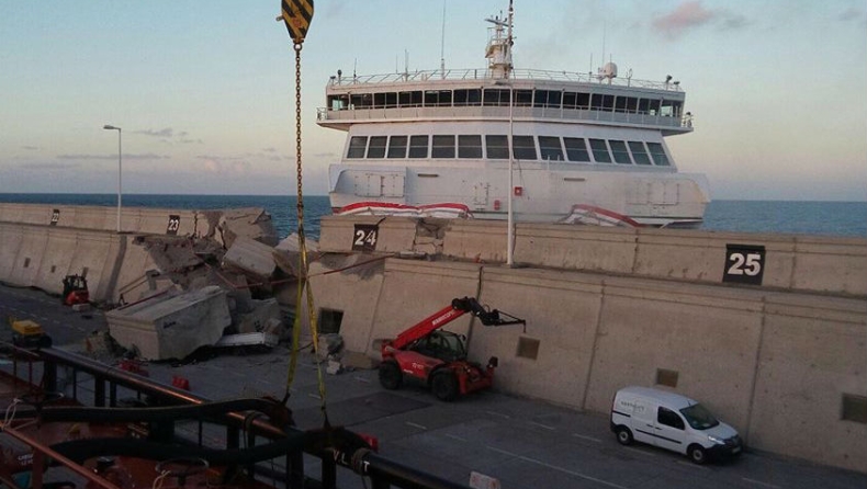 Η στιγμή που πλοίο με 140 άτομα προσκρούει στο λιμάνι (vid)