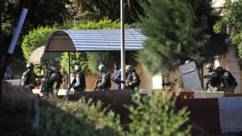 Τρόμος στο Μάλι: Ένοπλοι κρατούν ομήρους σε πολυτελές ξενοδοχείο
