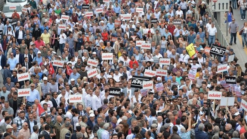 Οι Τούρκοι ζητούν δικαιοσύνη με μεγάλη πορεία στην Κωνσταντινούπολη (pics & vid)