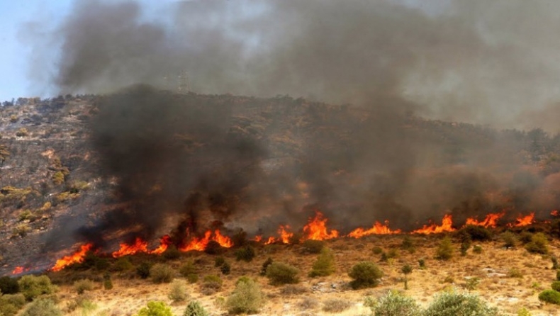 Ηλεία: Ανεξέλεγκτη η πυρκαγιά στο Περιστέρι