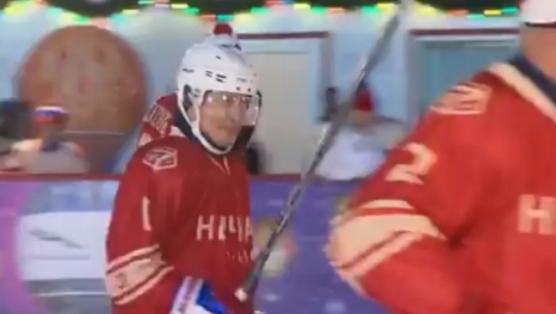 Ο Πούτιν έπαιξε χόκεϊ επί πάγου στην Κόκκινη Πλατεία (vid)