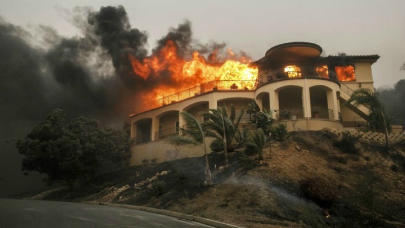 Φονικές πυρκαγιές κατακαίνε την Καλιφόρνια (pics & vid)