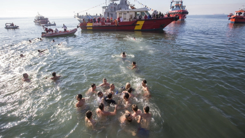 Στην Θεσσαλονίκη αντί για τον σταυρό, κολυμπούσαν προς το περιστέρι (vid)