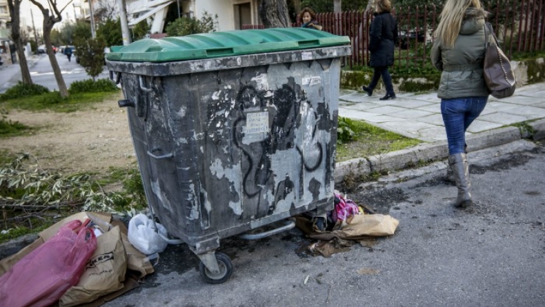 Βρέθηκε νεκρό βρέφος σε κάδο απορριμμάτων στην Πετρούπολη (pics)