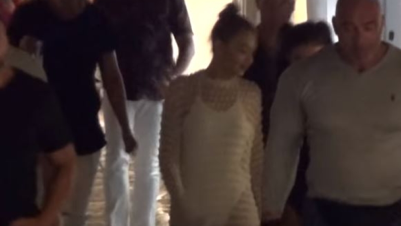 H Gigi Hadid κάνει άσεμνες χειρονομίες στην Μύκονο (vid)