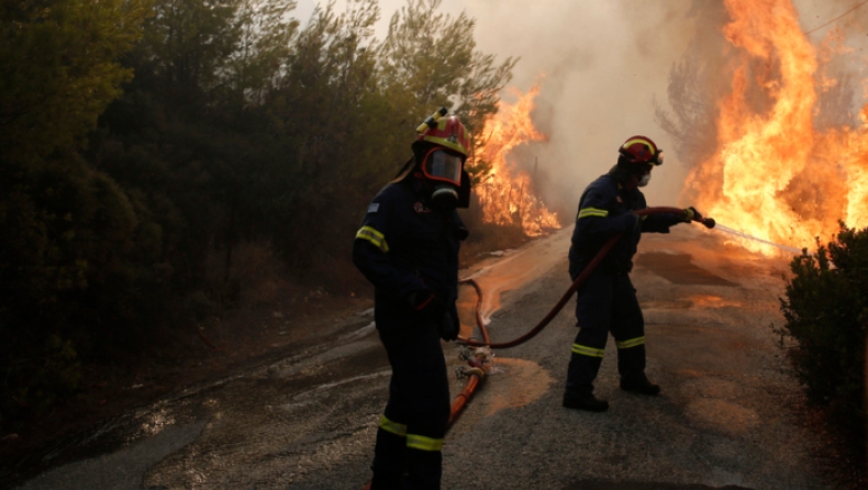 Κάηκαν σπίτια στην Πεντέλη, εκκενώνονται κατασκηνώσεις κι οικισμοί (pics & vid)