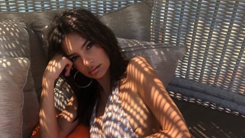 Το See Through φόρεμα της Emily Ratajkowski στη Μύκονο (vid)