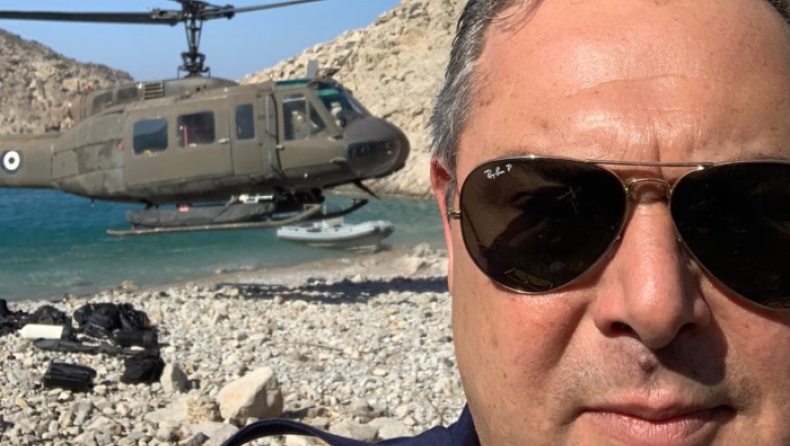 H Selfie του Καμμένου με γυαλί και φόντο ελικόπτερο να... αιωρείται (pic)