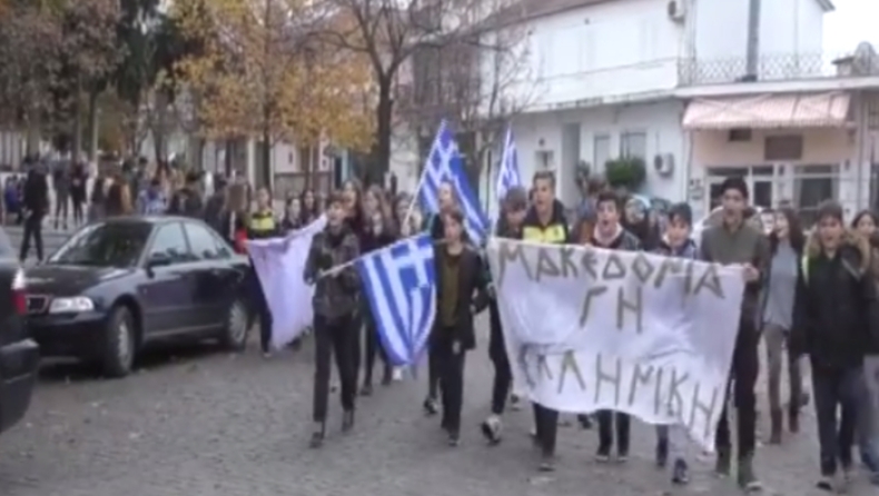 Γυμνασιάρχης έσπασε την τζαμαρία του σχολείου για να σταματήσει την κατάληψη (vid)