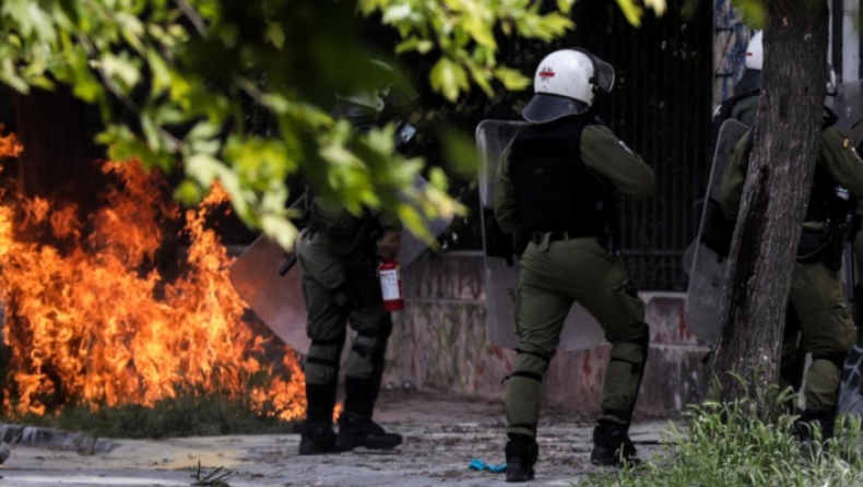 Επεισόδια στο Πολυτεχνείο: Μολότοφ και δακρυγόνα μεταξύ κουκουλοφόρων και ΜΑΤ (pics)