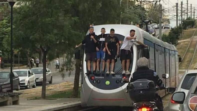 Απίστευτο: Μαθητές σκαρφάλωσαν στο πίσω μέρος εν κινήσει τραμ στην Ν. Σμύρνη (pics)