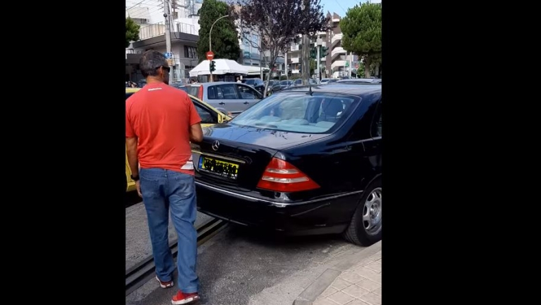 Οδηγός στην Γλυφάδα πάρκαρε την Mercedes στην γραμμή του τραμ, την κλείδωσε και έφυγε (vid)