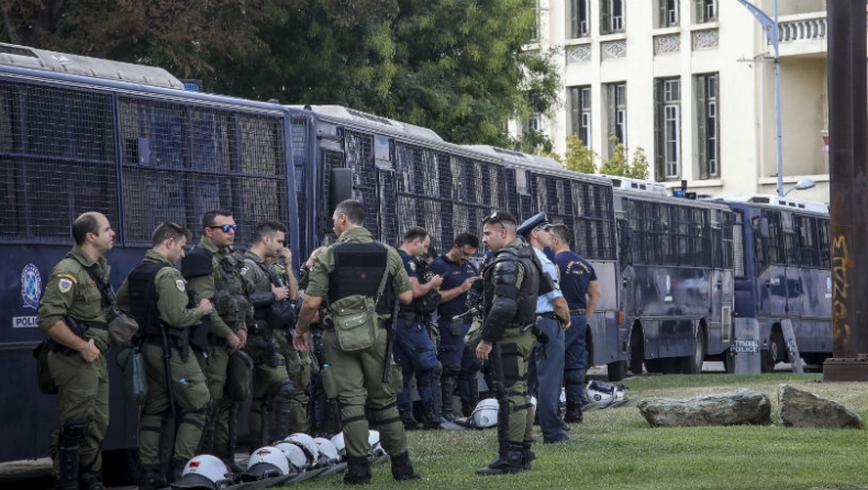 84η ΔΕΘ: Αστυνομικοί σκύλοι σε ρόλο... ανιχνευτή