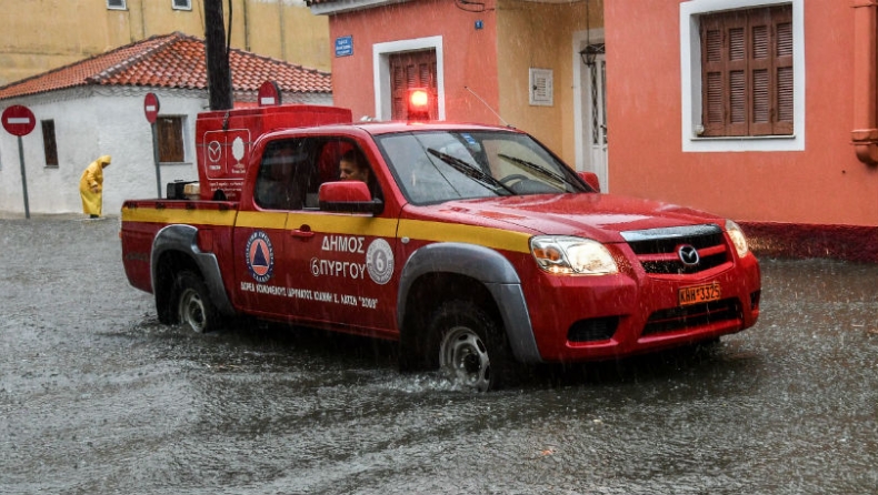 Στο έλεος της κακοκαιρίας η Δυτική Ελλάδα: Δύο νεκροί από κεραυνούς και κλειστοί δρόμοι (pics & vid)