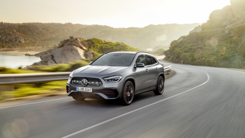 Μια γοητευτική κούκλα η νέα Mercedes-Benz GLA (pics & vid) 