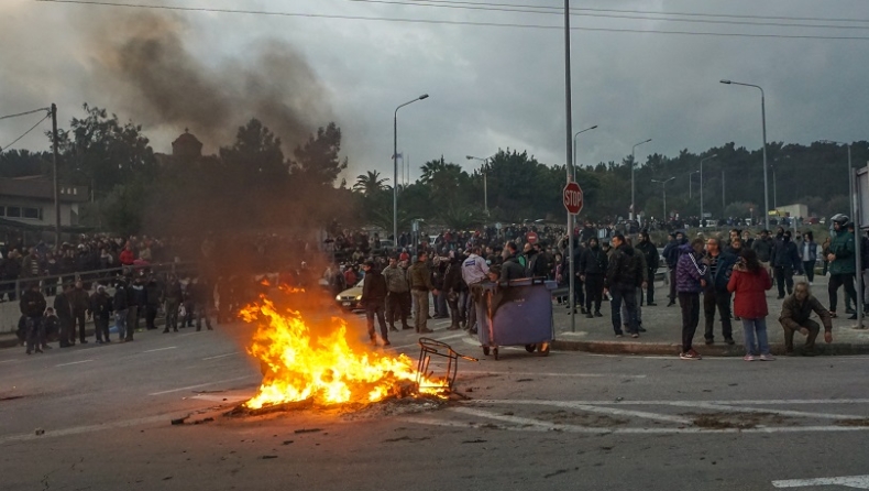 ΜΑΤ υπό πολιορκία στη Λέσβο: Εντολή Μητσοτάκη να αποσυρθούν από τα νησιά! (pics & vid)