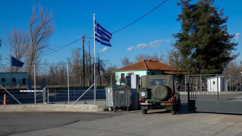 «Τούρκοι πυροβολούν στον αέρα για να μη γυρίσουν πίσω οι πρόσφυγες» (vid)