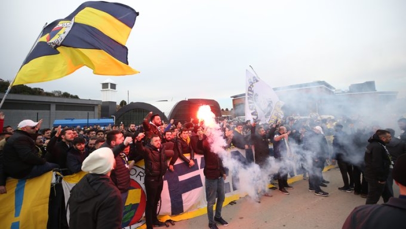 «Βράζουν» στη Φενέρ, χιλιάδες στους δρόμους (vid)