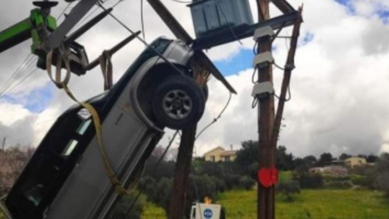 Απίστευτο συμβάν στην Κύπρο: Όχημα «σκαρφάλωσε» σε στύλο και άφησε τέσσερα χωριά χωρίς ρεύμα! (pics)