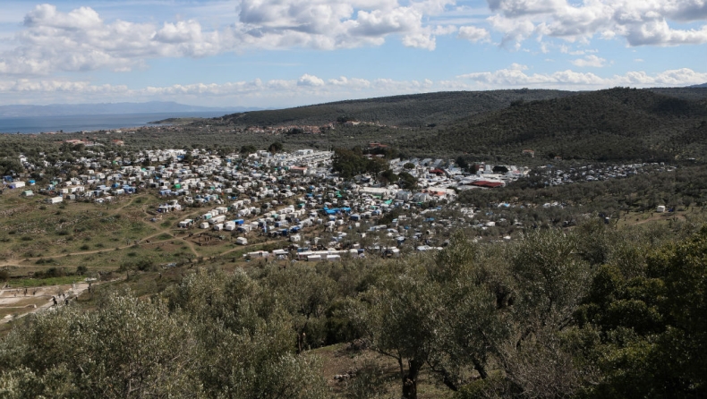 Κάτοικοι στην Μυτιλήνη προπηλάκισαν γυναίκα δημοσιογράφο: «Αμέτοχη η αστυνομία» (vid)